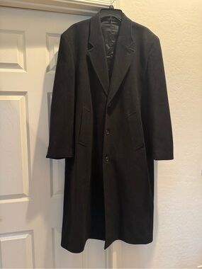 Gianfranco Ruffini black overcoat is a classic, Italian-cashmere blend black